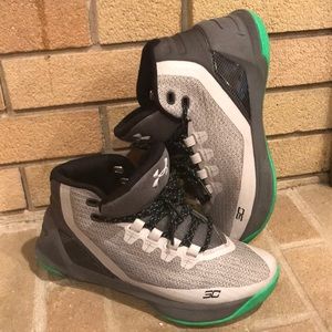 boys Under Armour Curry 3 basketball sneakers 🏀